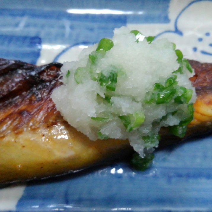 大根おろしをのせてさっぱり美味しい!塩サバ焼き